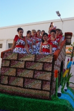 El Club 53 logra el primer premio de la Batalla de Flores.