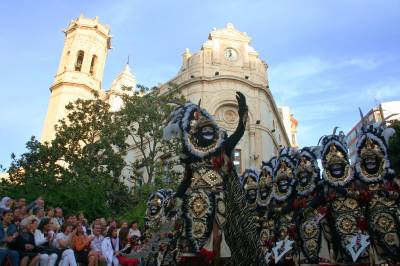 Espectacular desfile de Moros y Cristianos